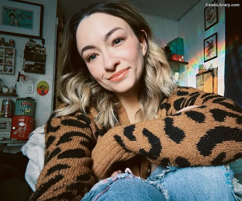 Jodelle Ferland photo 1 of 100