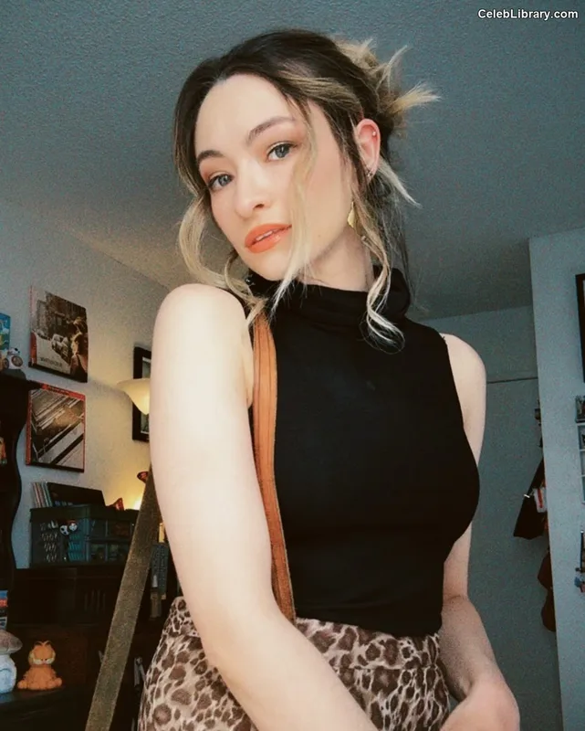 Jodelle Ferland photo 2 of 100