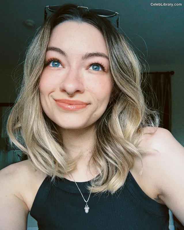 Jodelle Ferland photo 3 of 100