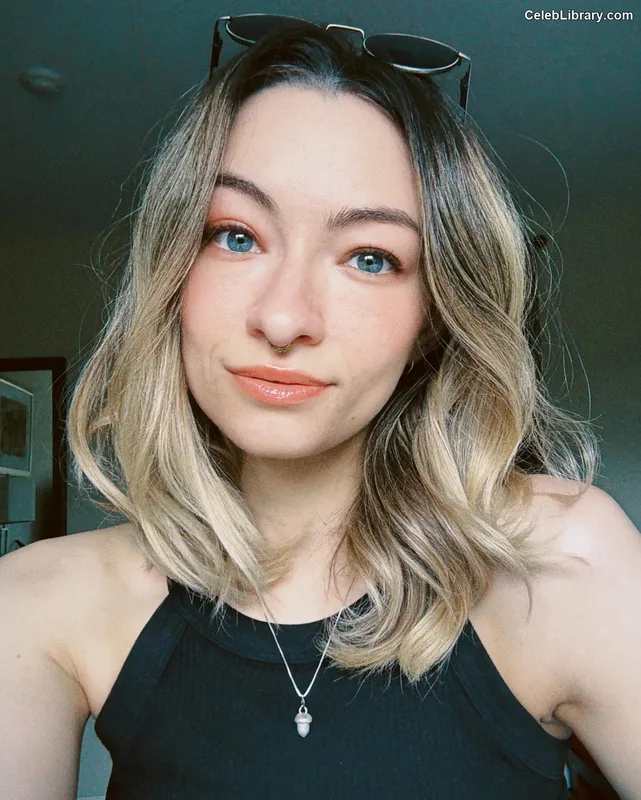 Jodelle Ferland photo 4 of 100