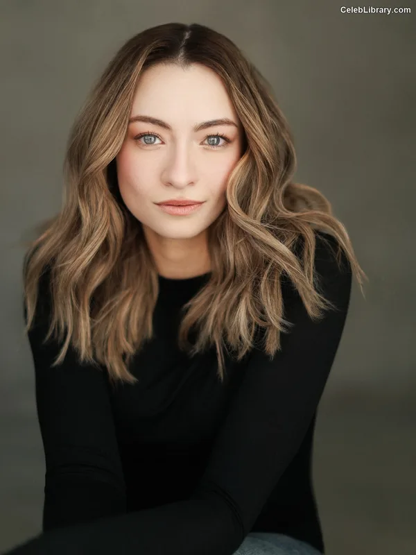 Jodelle Ferland photo 2 of 100