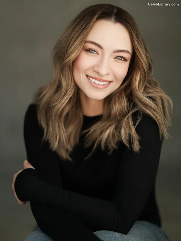 Jodelle Ferland photo 3 of 100