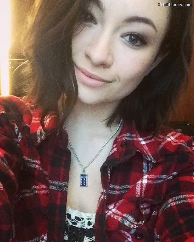 Jodelle Ferland photo 12 of 100