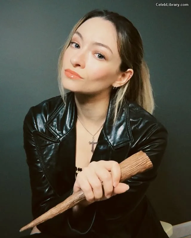Jodelle Ferland photo 2 of 100