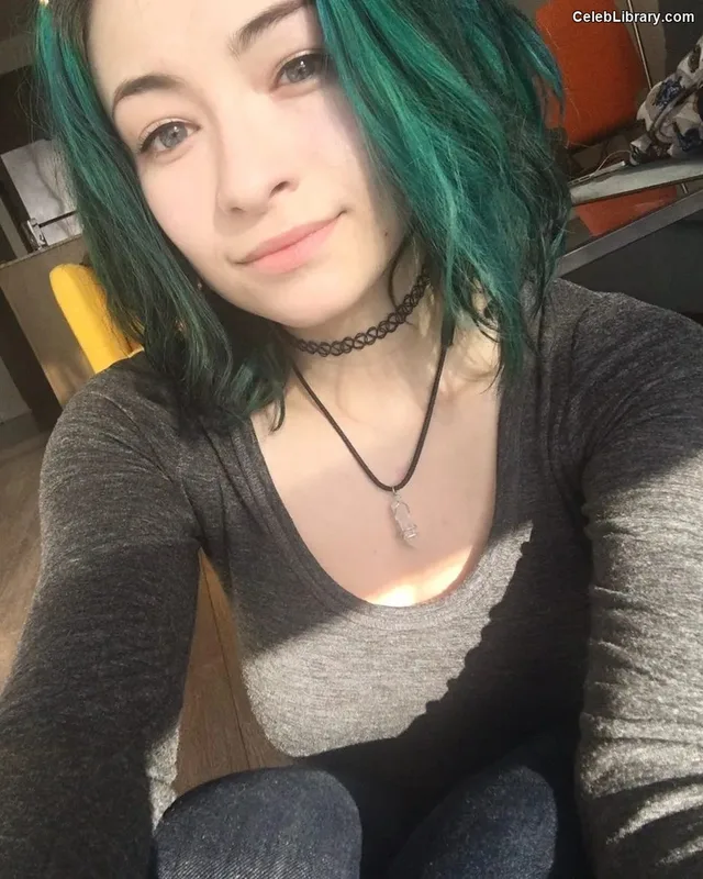 Jodelle Ferland photo 8 of 100