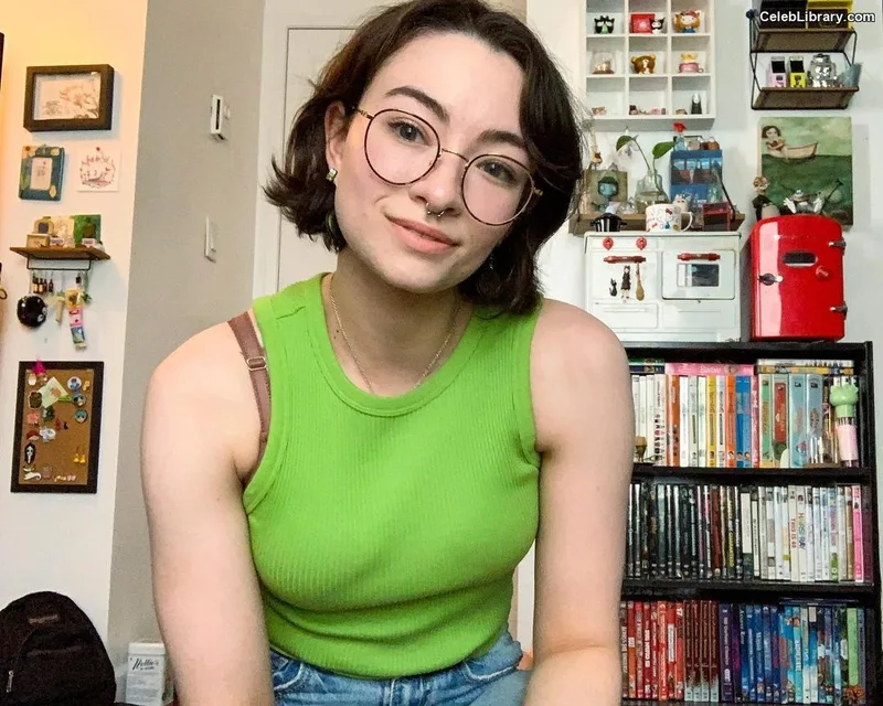 Jodelle Ferland photo 12 of 100