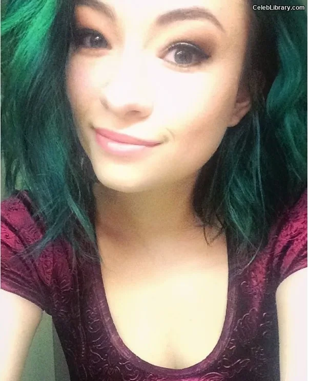 Jodelle Ferland photo 15 of 100