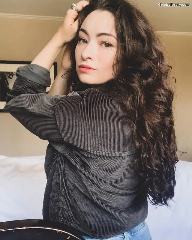 Jodelle Ferland photo 17 of 100