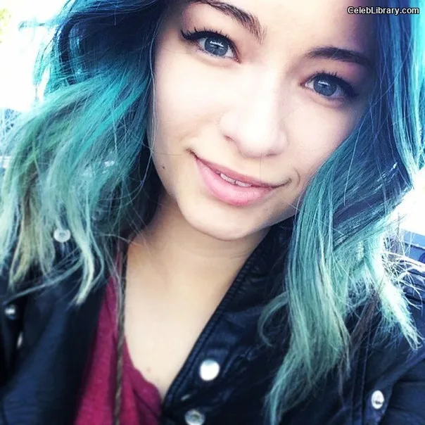 Jodelle Ferland photo 24 of 100