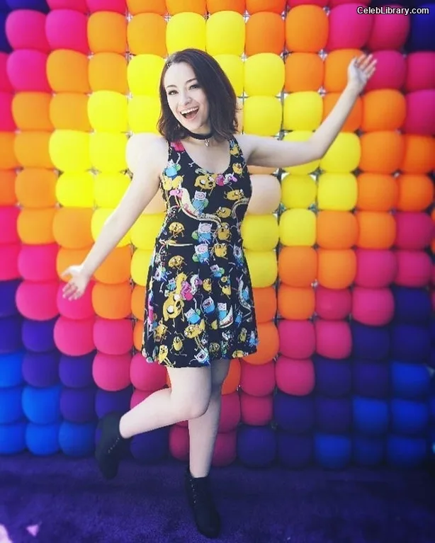 Jodelle Ferland photo 2 of 100