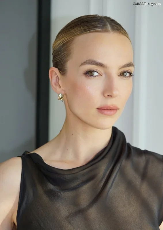 Jodie Comer photo 10 of 340