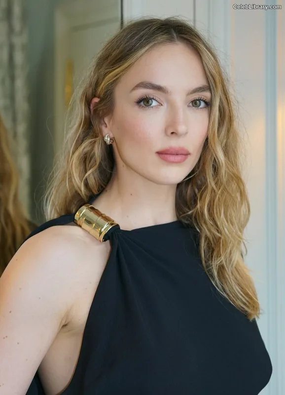 Jodie Comer photo 10 of 340
