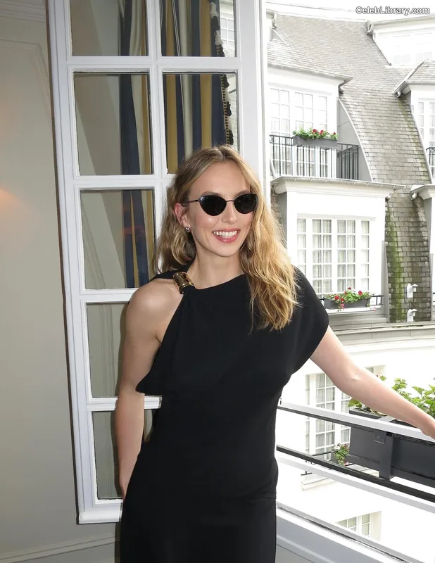 Jodie Comer photo 15 of 340