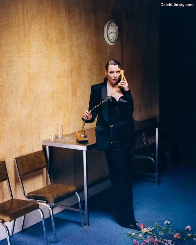 Jodie Comer photo 23 of 340