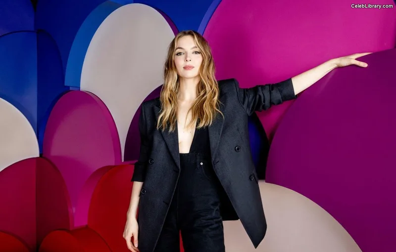 Jodie Comer photo 21 of 340