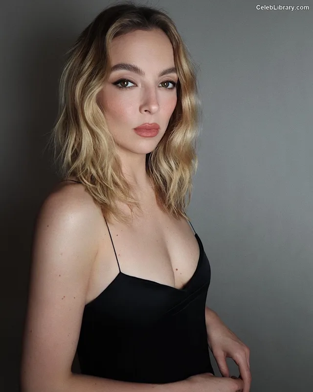 Jodie Comer photo 4 of 340
