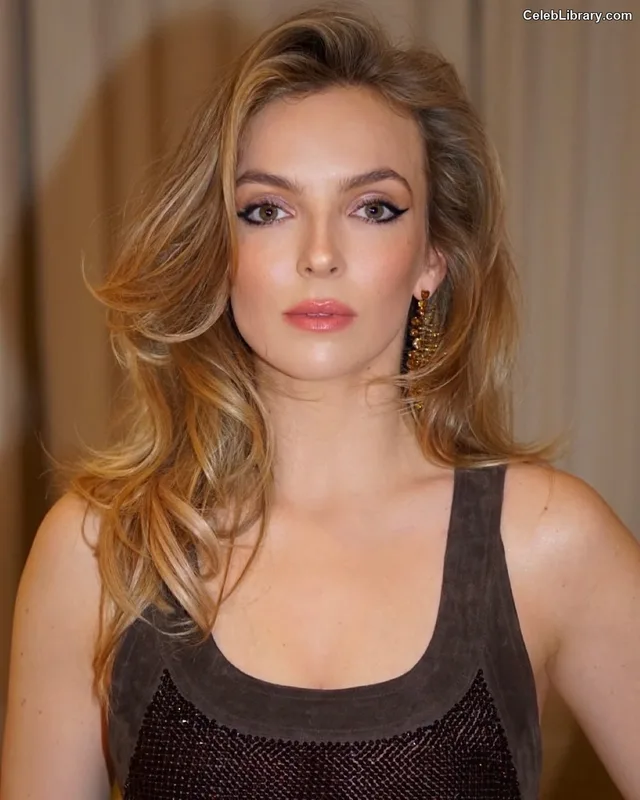 Jodie Comer photo 17 of 340