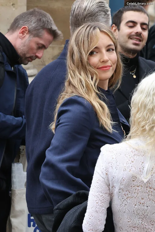 Jodie Comer photo 21 of 340