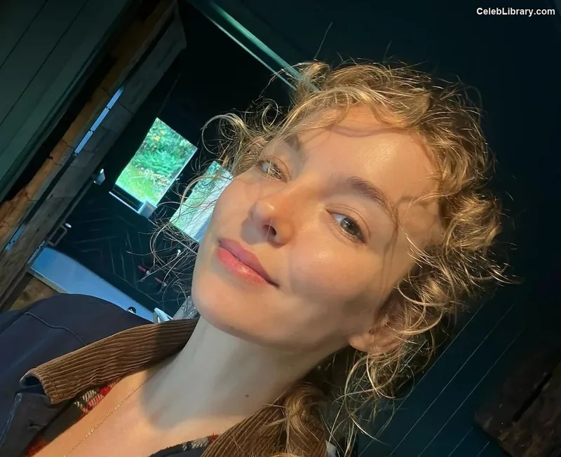 Jodie Comer photo 6 of 340