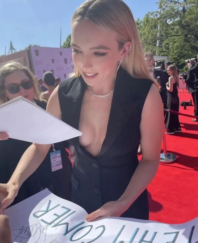 Jodie Comer photo 18 of 340