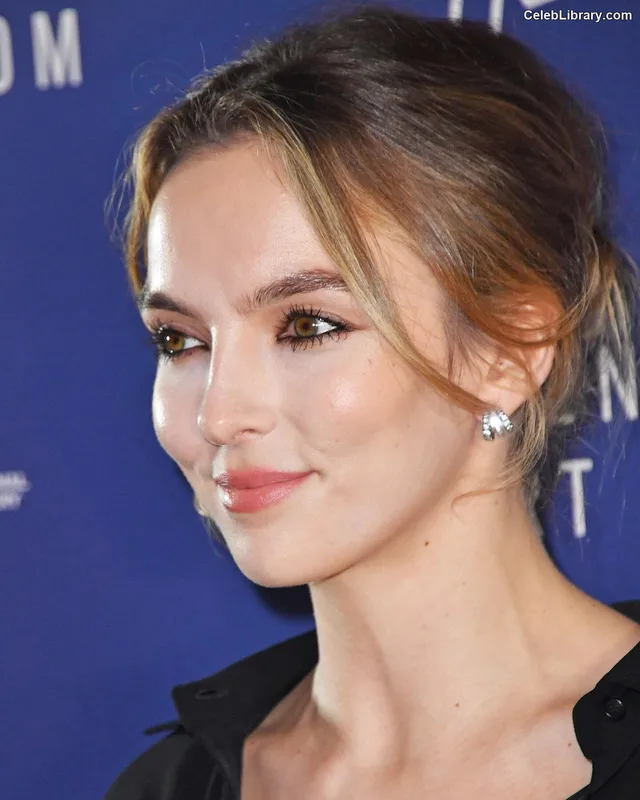 Jodie Comer photo 1 of 340