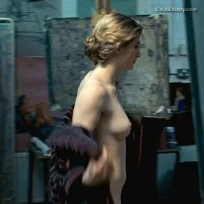 Jodie Whittaker photo 1 of 41