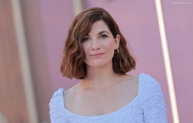 Jodie Whittaker photo 3 of 42