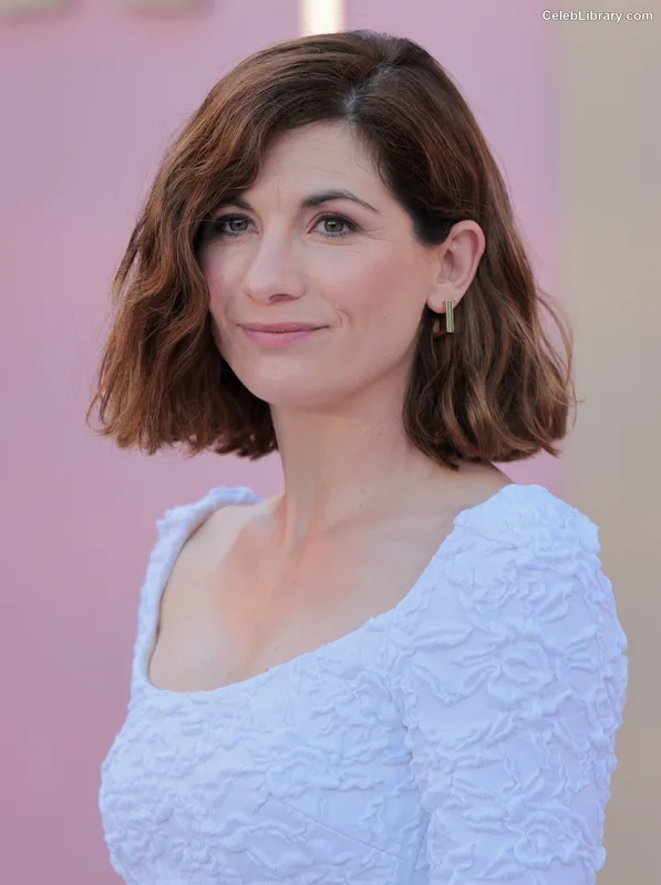Jodie Whittaker photo 5 of 42