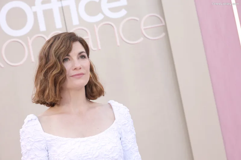 Jodie Whittaker photo 14 of 42