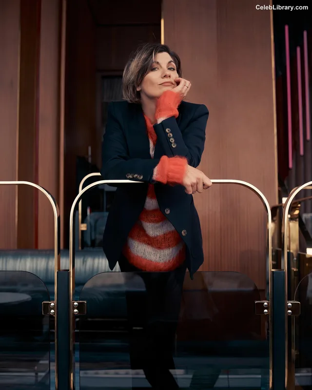 Jodie Whittaker photo 7 of 42