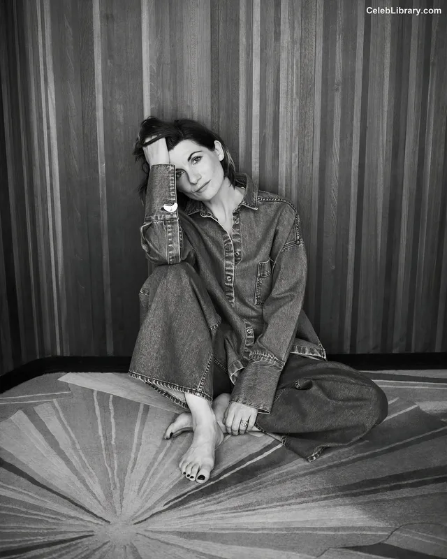 Jodie Whittaker photo 9 of 42