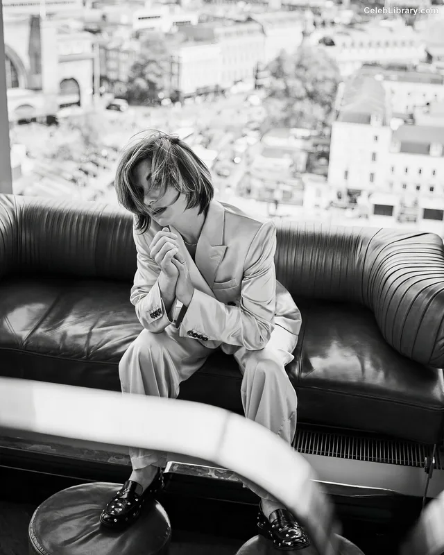 Jodie Whittaker photo 10 of 42
