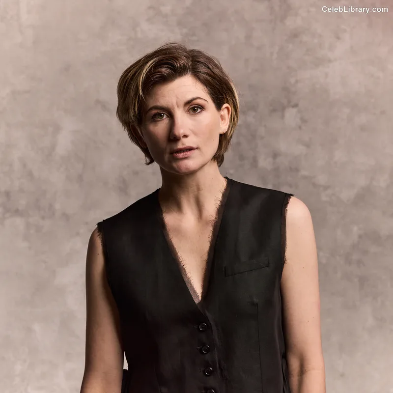 Jodie Whittaker photo 13 of 42