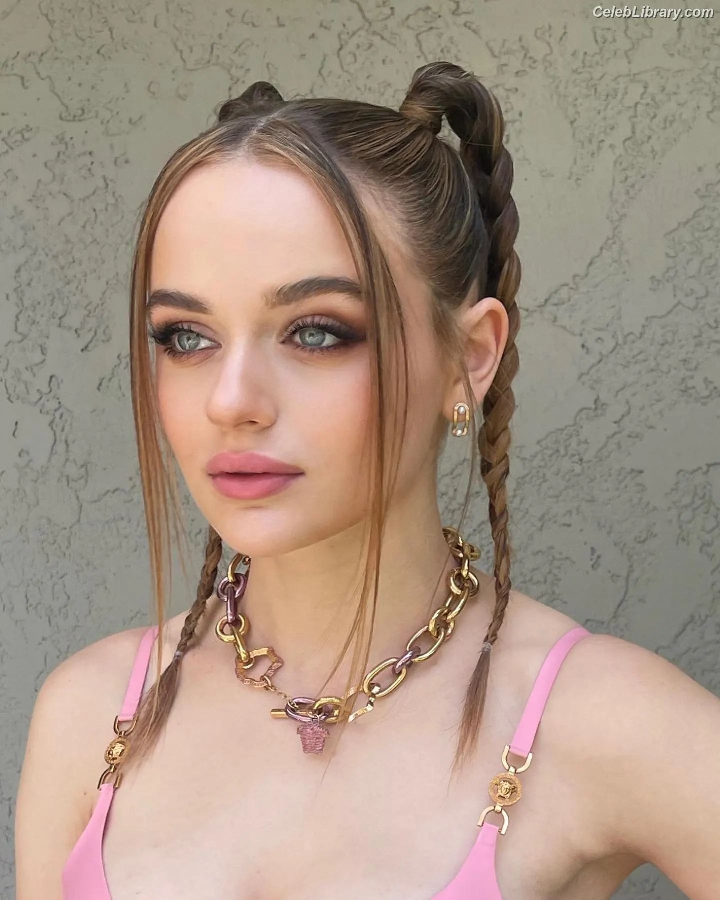 Joey King photo 1 of 1504