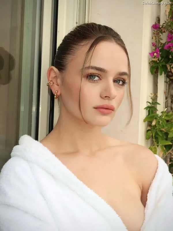 Joey King photo 7 of 1505