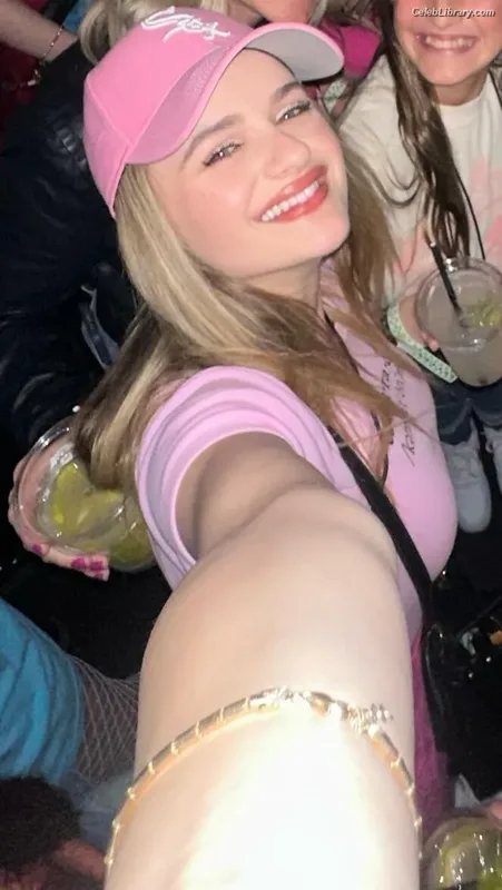 Joey King photo 9 of 1505