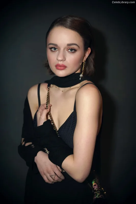 Joey King photo 3 of 1505
