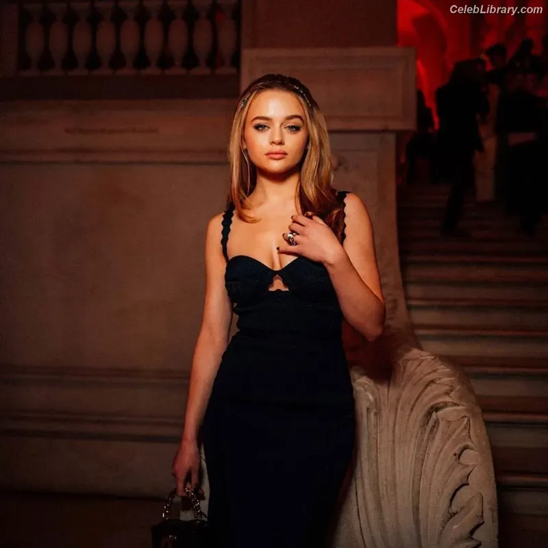 Joey King photo 21 of 1505
