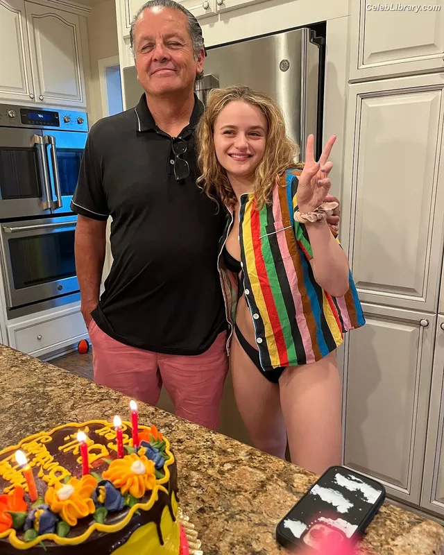 Joey King photo 22 of 1505