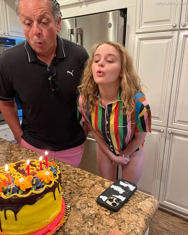 Joey King photo 23 of 1505