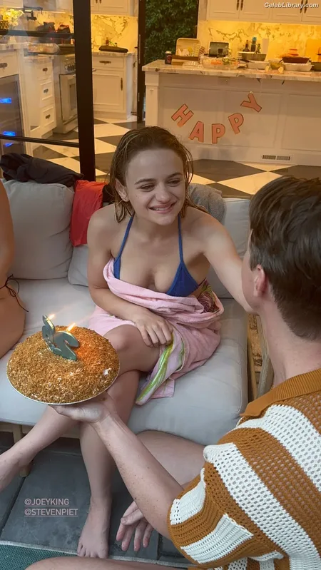 Joey King photo 22 of 1505