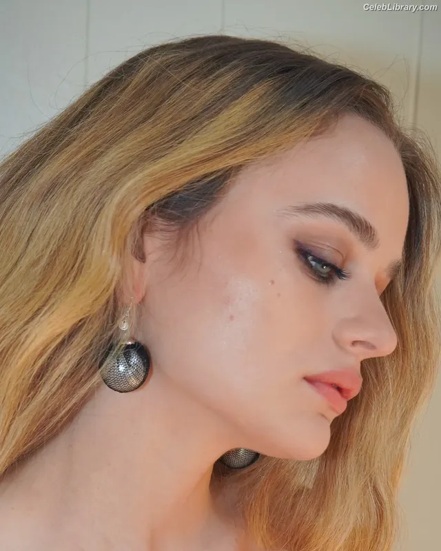 Joey King photo 2 of 1505