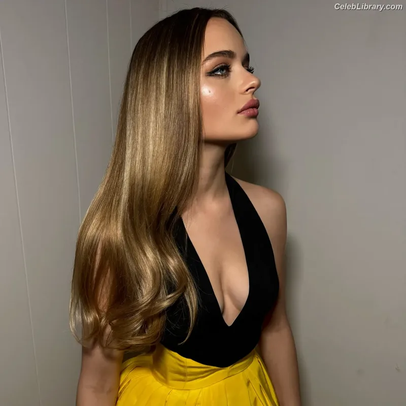 Joey King photo 1 of 1505