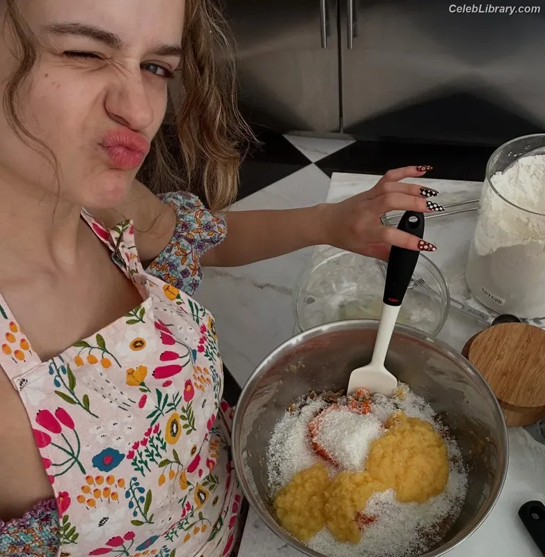 Joey King photo 9 of 1505