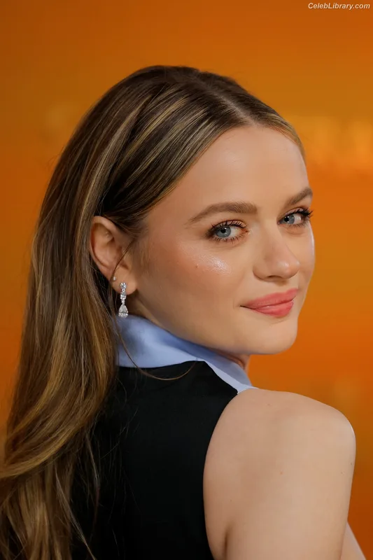 Joey King photo 3 of 1505