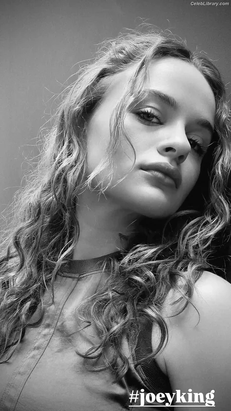 Joey King photo 11 of 1505