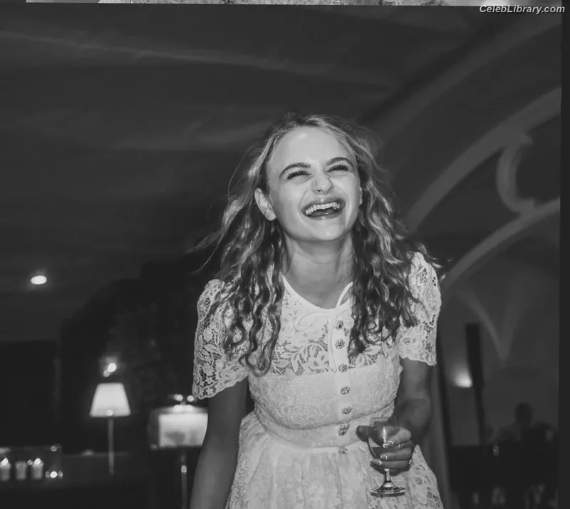 Joey King photo 1 of 1505