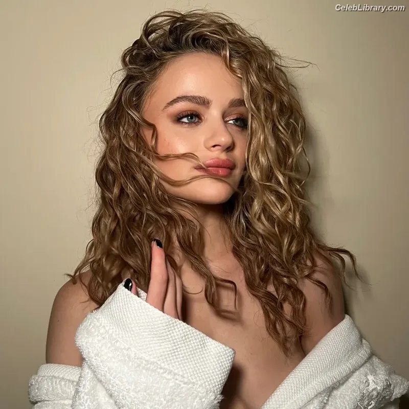 Joey King photo 3 of 1505