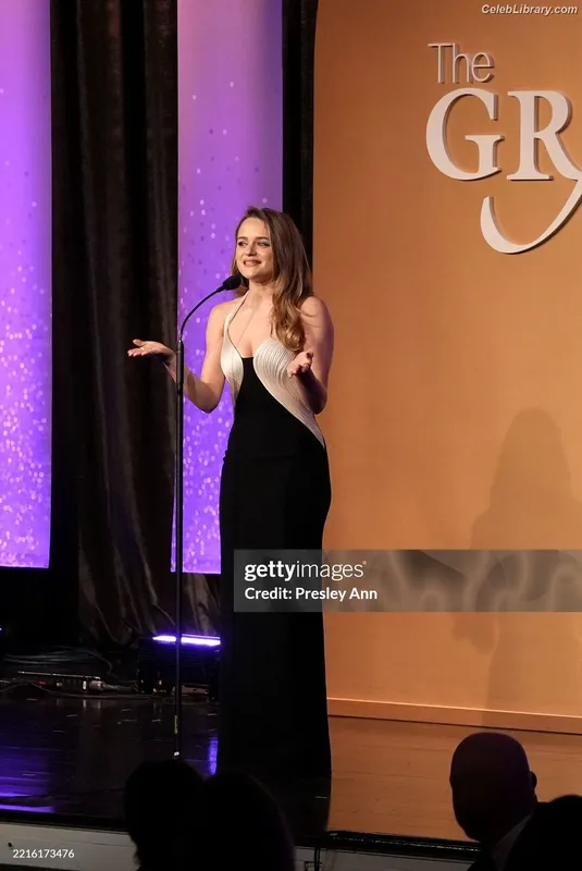 Joey King photo 18 of 1505