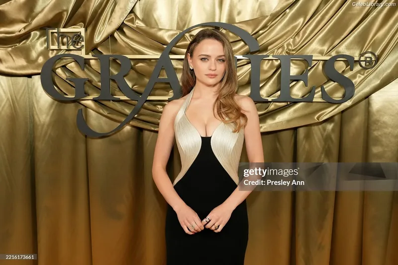 Joey King photo 21 of 1505